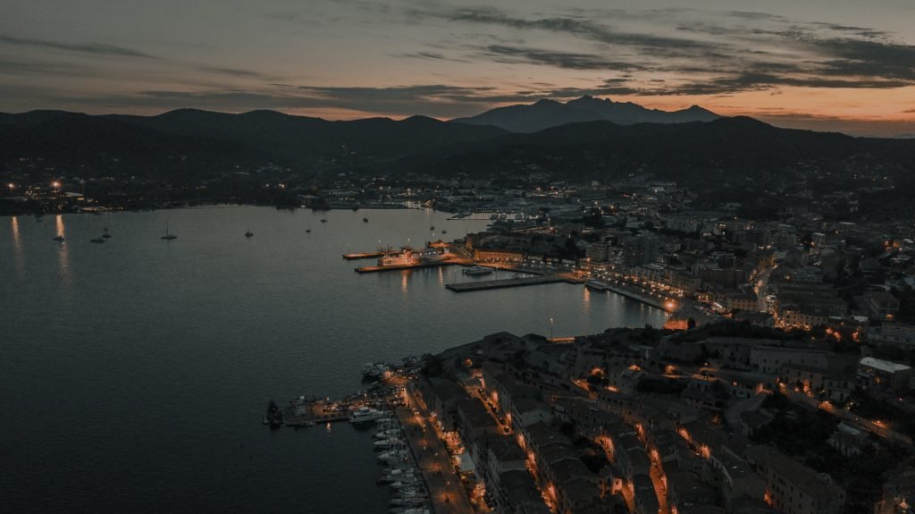 Elba bei Nacht, Gebäude erleuchtet 