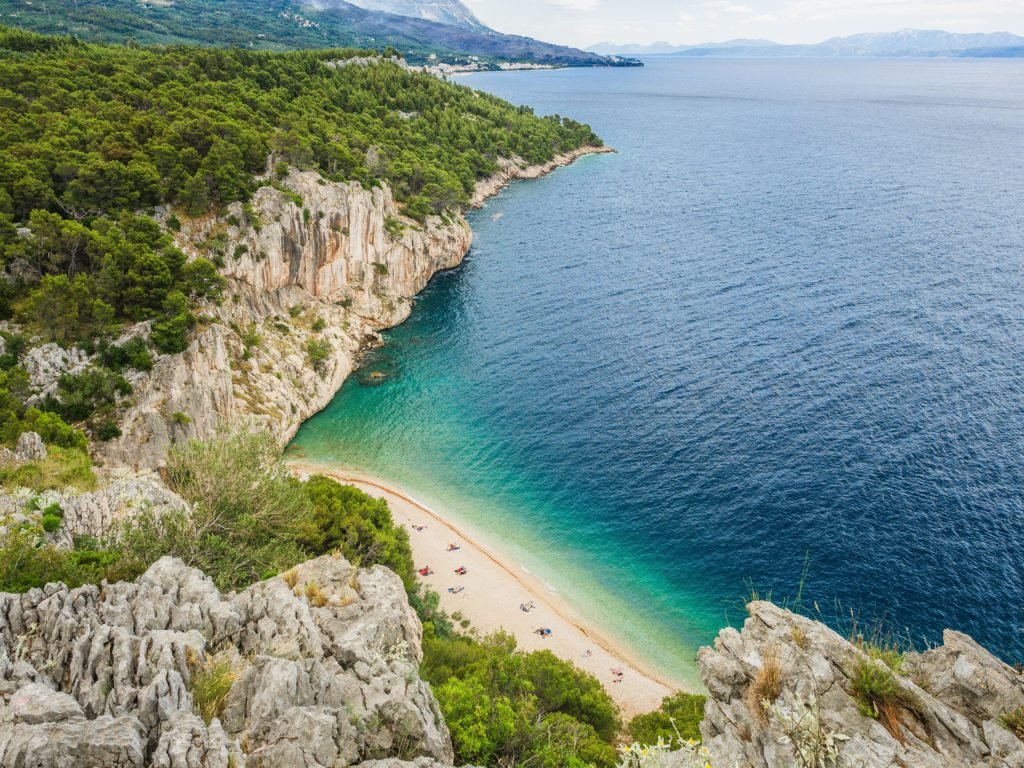 eine Bucht in Makarska umgeben von Felsen 