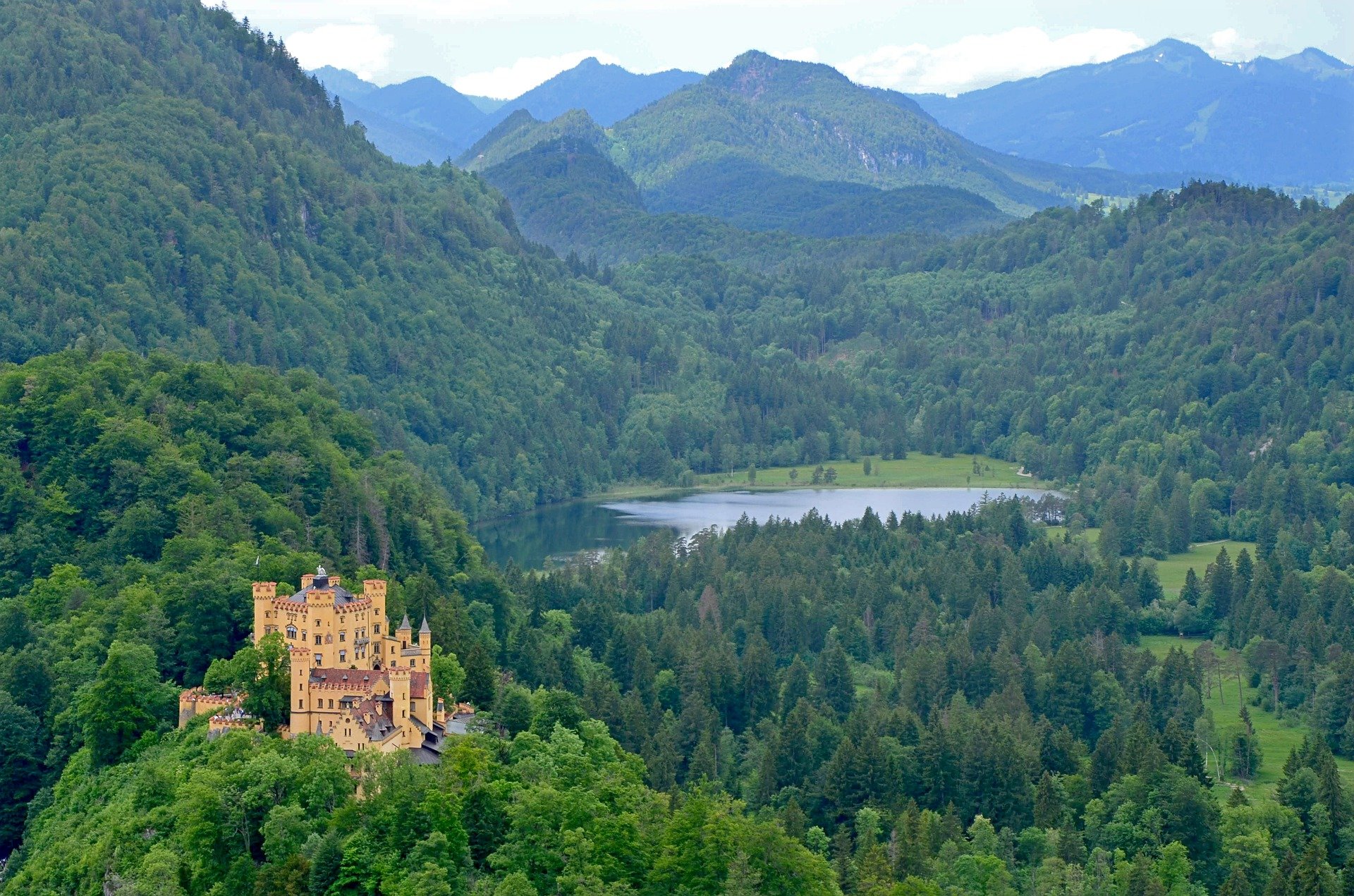 Das Schloss Hohenschwangau inmitten von grünem Wald in Bayern, Deutschland.