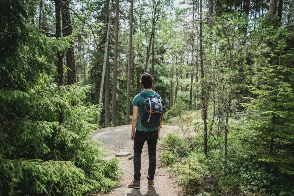 ein mann der in einem Wald steht