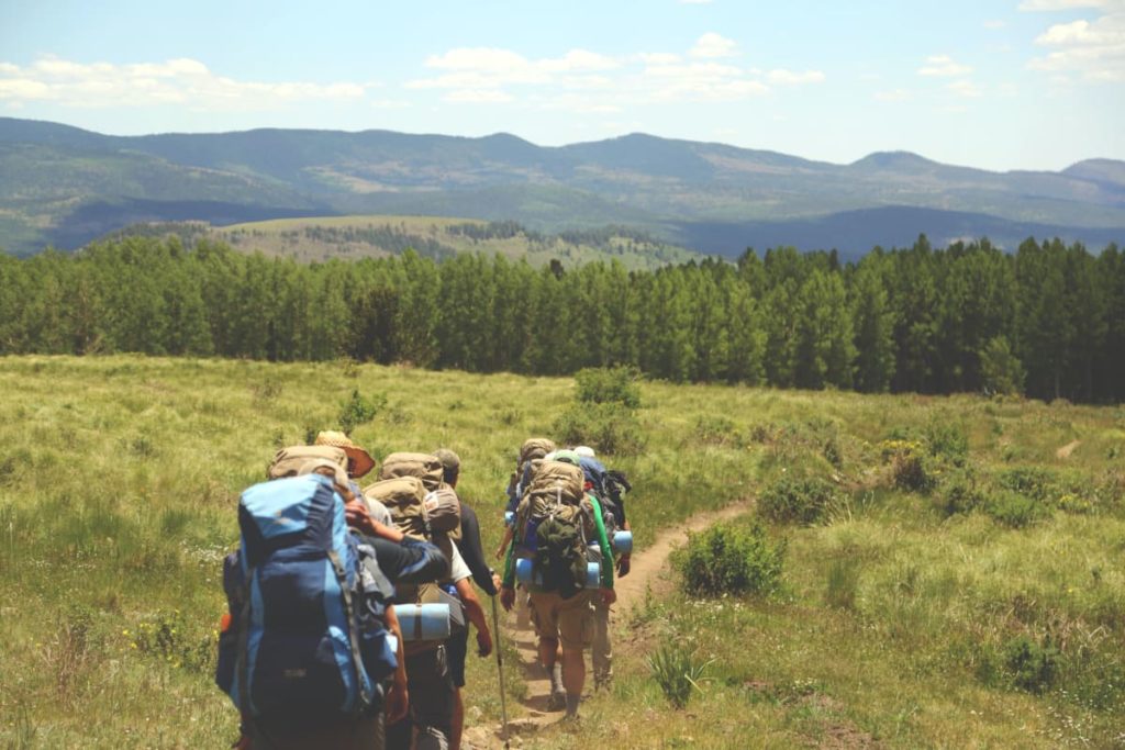 eine Gruppe von menschen die wandern