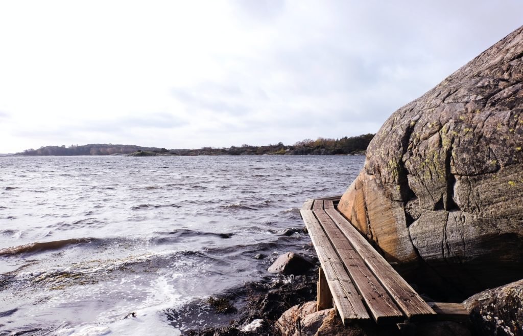 ein See in Göteborg mit einem großen Stein