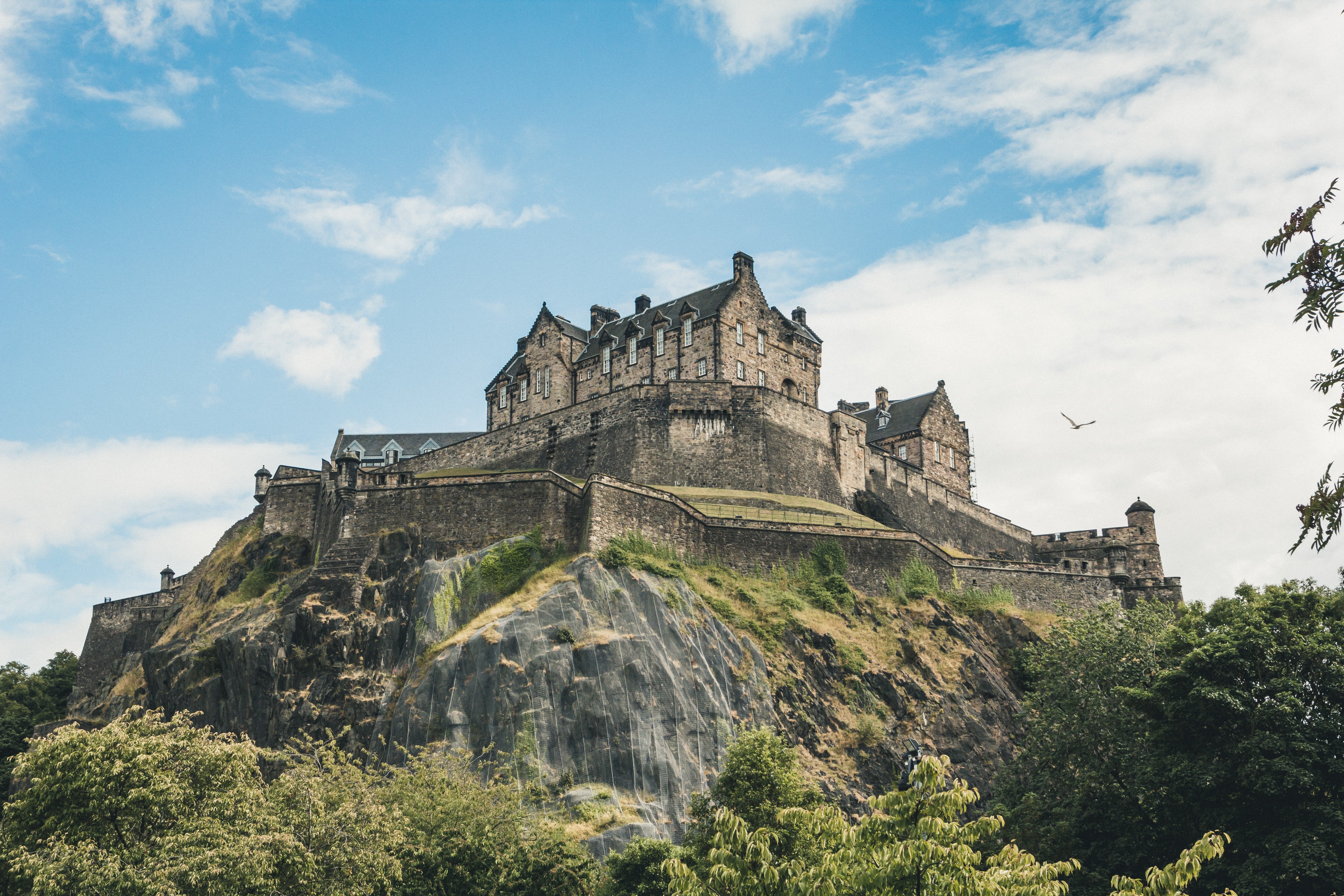 Das mittelalterliche Edinburgh Castle überblickt die gesamte Stadt 