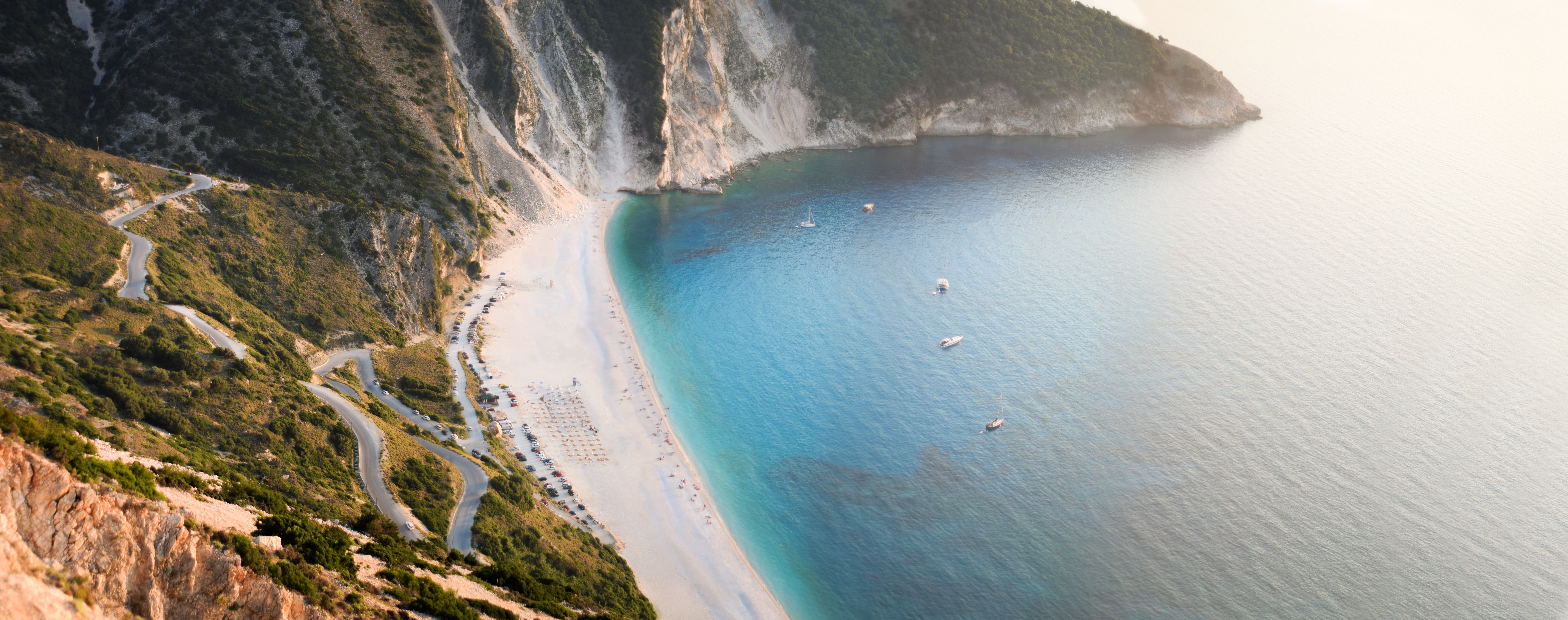 Myrtos Beach ist ein beliebter Strand und gehört zu den schönsten Stränden Griechenlands.