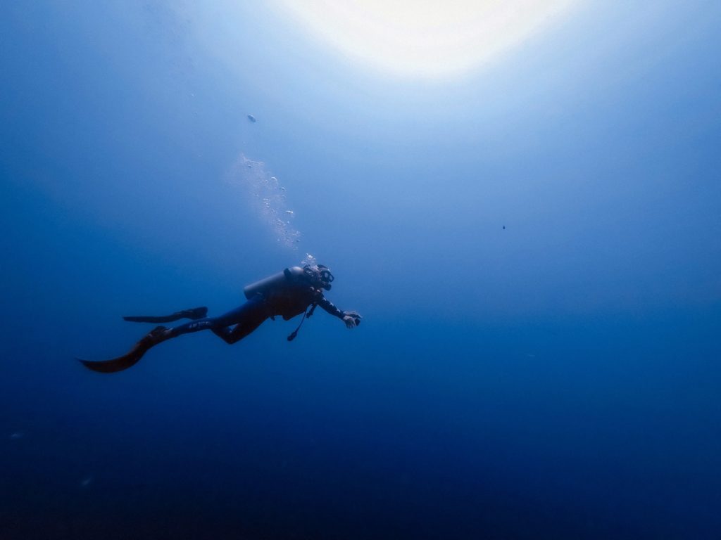 ein Schnorcheler unter Wasser 
