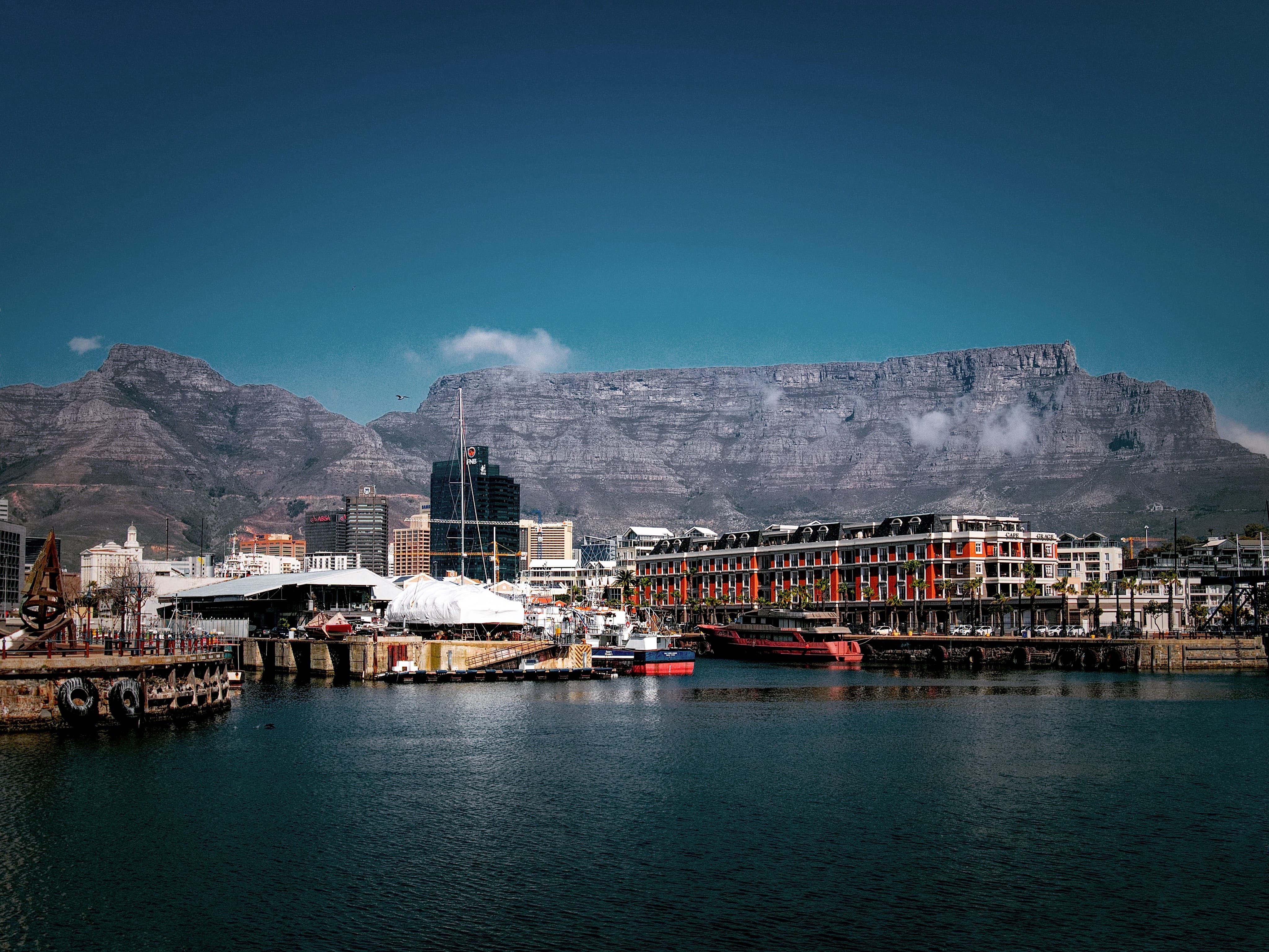 Victoria and alfred waterfront in Cape Town with a view of table mountain.