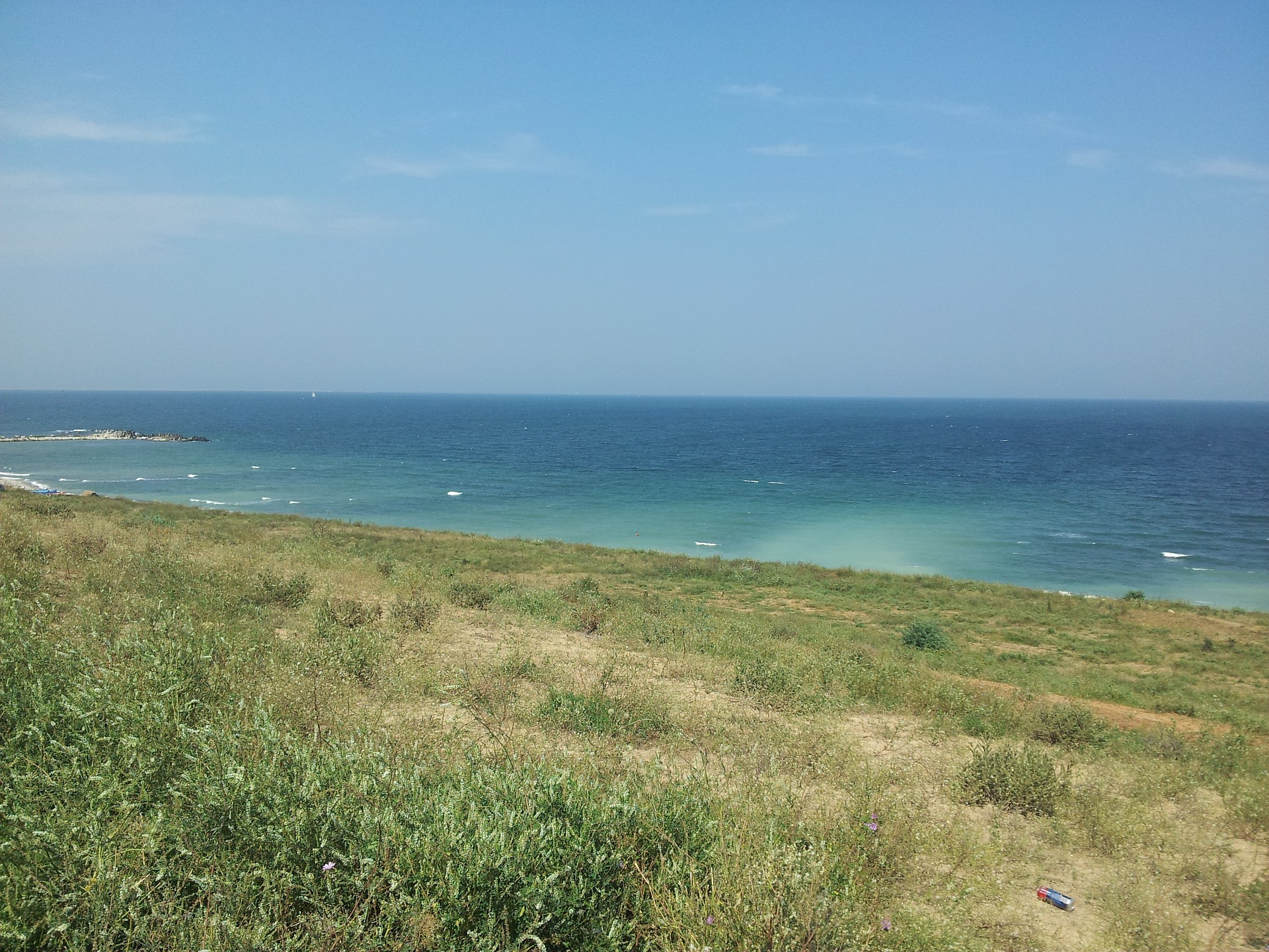 The perfect combination between green grass and blue ocean in Tuzla
