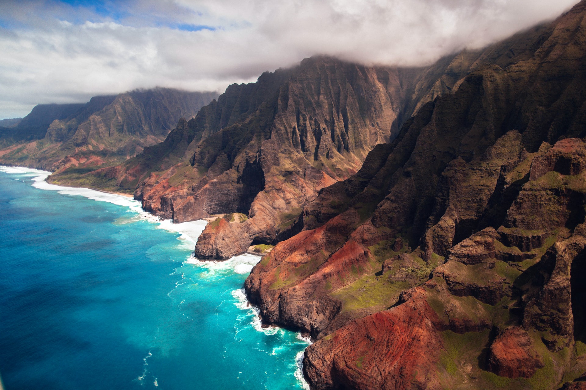 Take a glimpse of rocky cliffs and brilliant blue sea in Hawaii
