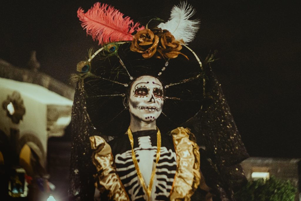 Halloween in Mexiko mit geschminkten Masken