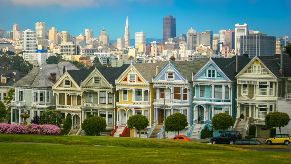 San Franciscoo houses in the day time, one of the best cities to live in for young professionals. 