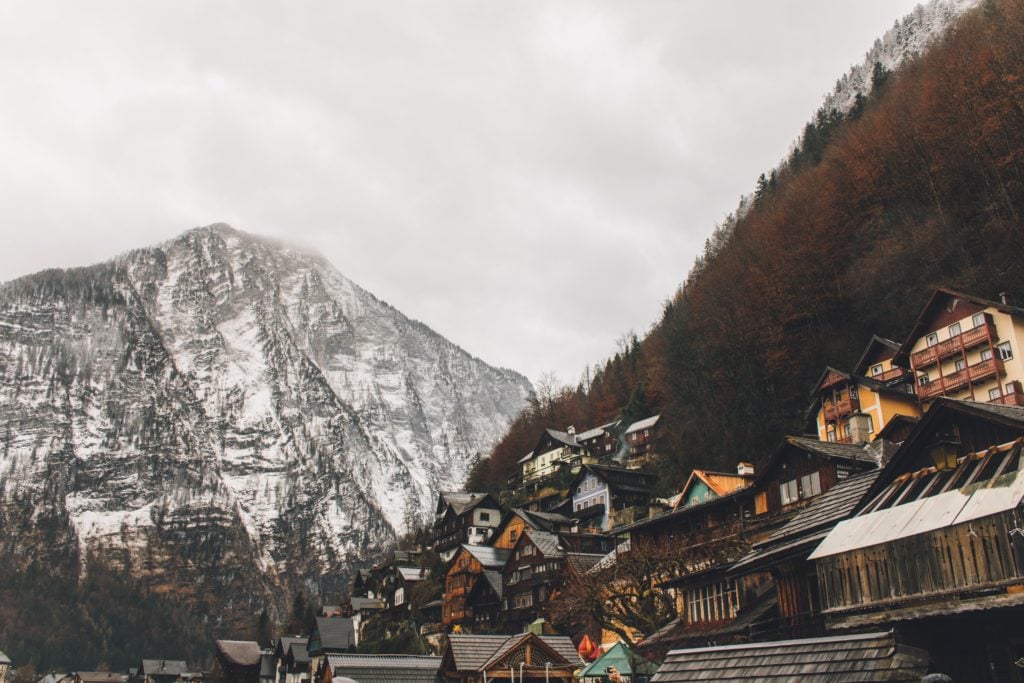 Ein gemütliches kleines Dörfchen in der Weihnachtszeit in einer Region, in der es auf jeden Fall Schneesicherheit gibt.