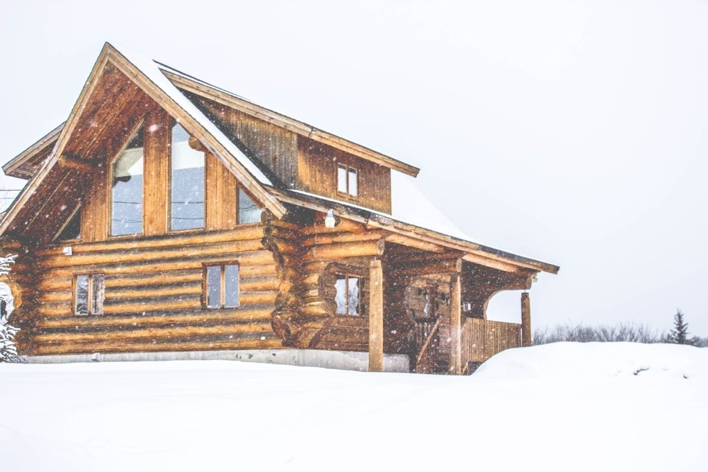 Weiße Weihnachten in Kanada in einer kleinen gemütlichen Holzhütte mitten in der Wildnis.