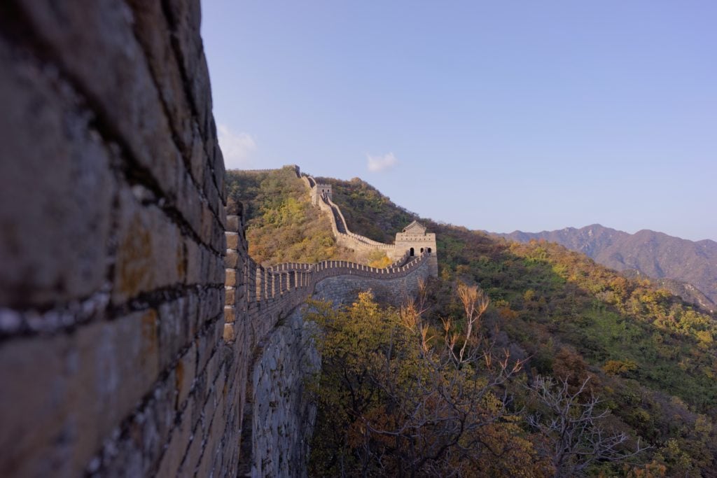 Die Chinesische Mauer umgeben von der Natur 
