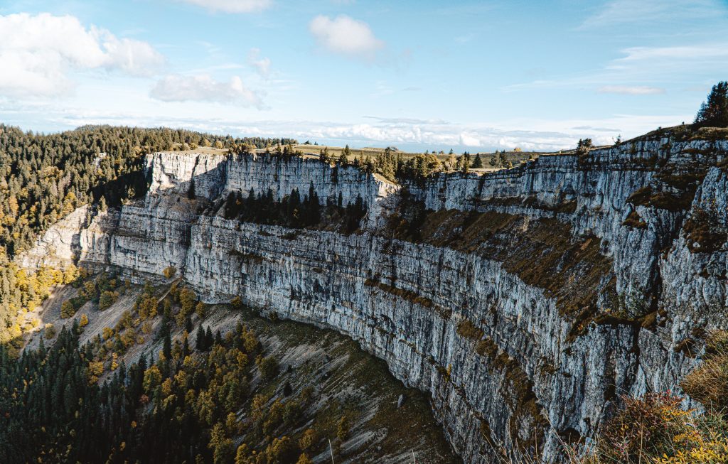 Creux du Van, der Felsenkessel, ist einer der 7 schönsten Orte in der Schweiz.