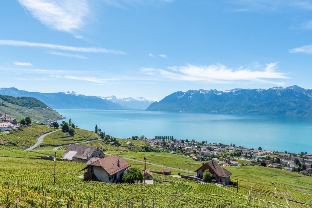 Sertig Dörfli ist ein wunderschöner traditioneller Ort in der Schweiz, mit einem See direkt vor der Haustür.