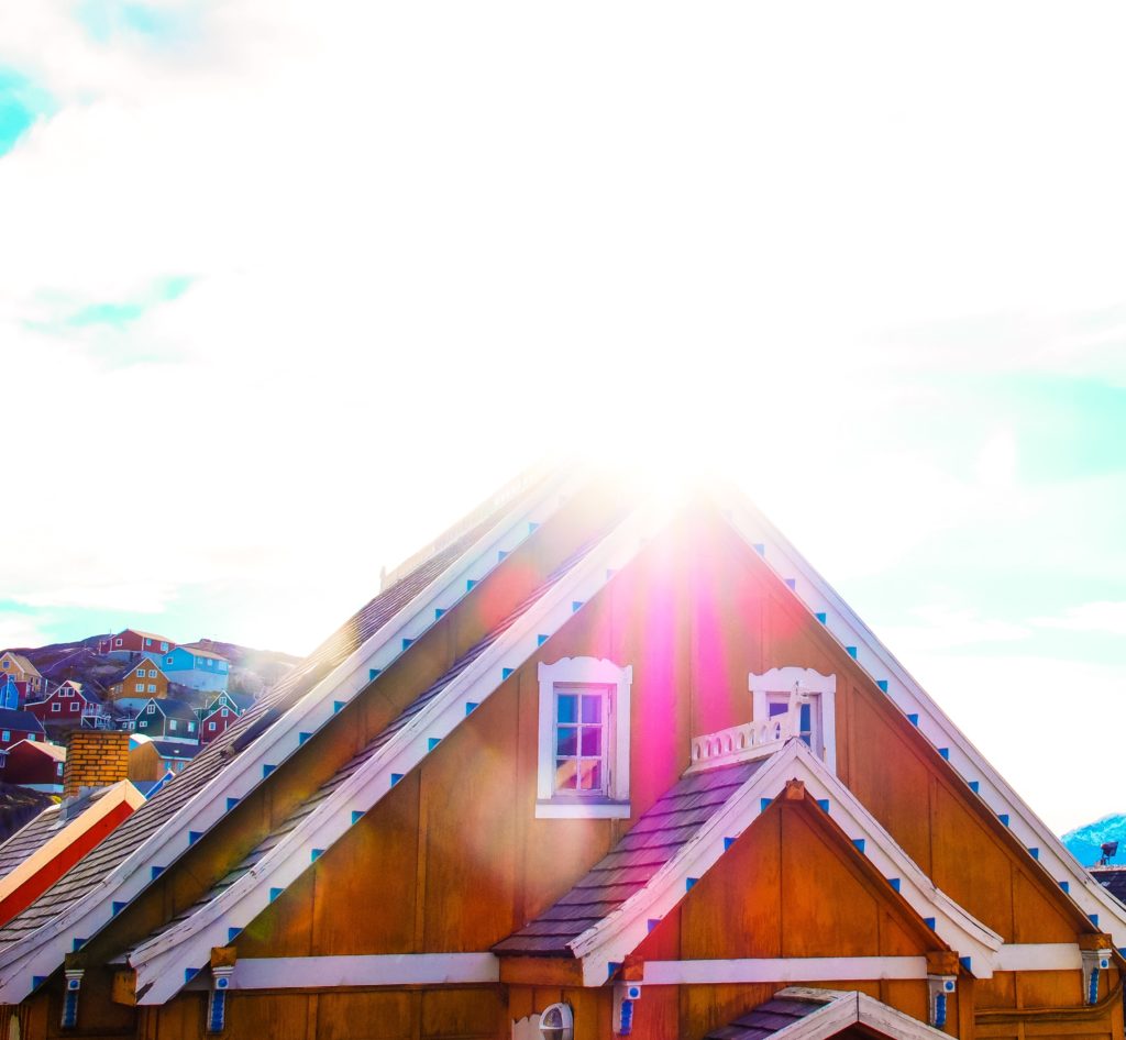 Ein kleines Dorf in Grönland mit bunten Holzhütten ist eines von 10 Reisezielen für weiße Weihnachten.