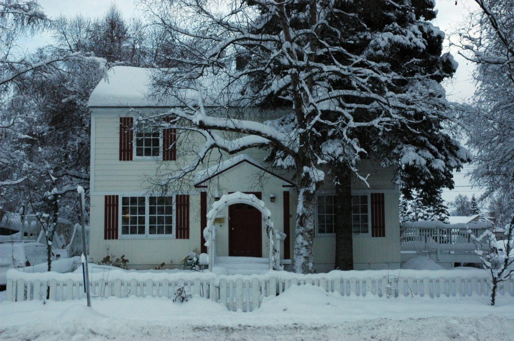 Ein typisch amerikanisches Haus mit Schnee zu Weihnachten