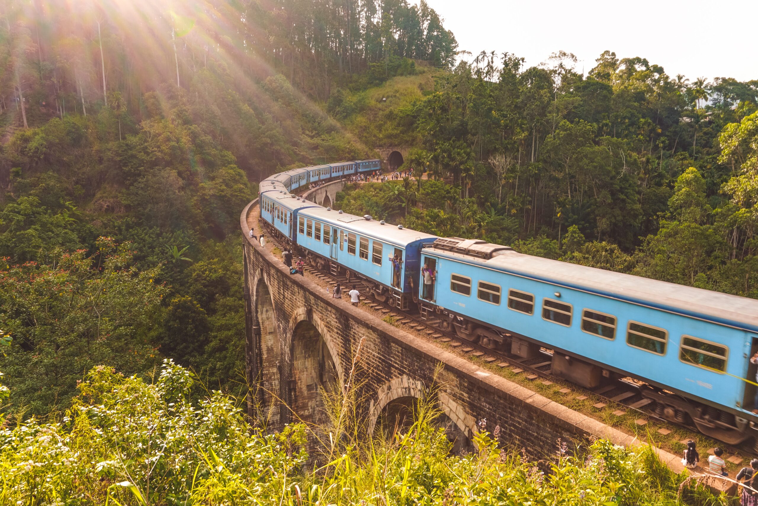 Eine der bekanntesten Zugstrecken der Welt von Ella nach Kandy auf Sri Lanka