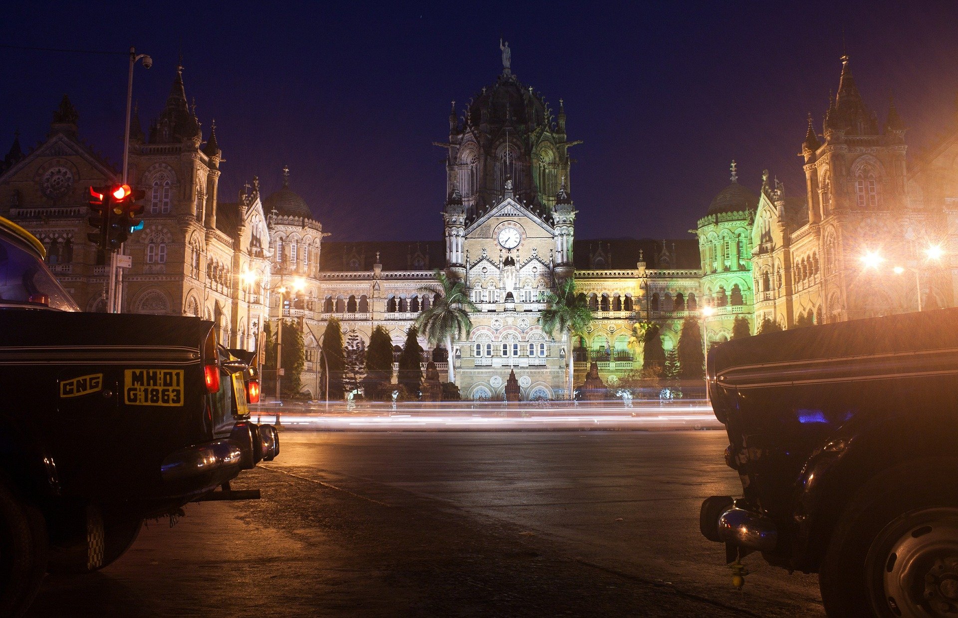 Riesiger Bahnhof in Mumbai bei Nacht, einer der schönsten Bahnhöfe der Welt. 