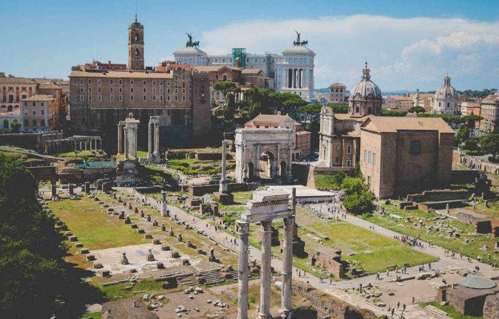 Der Tempio del Divo Claudio in Rom ist einer der schönsten Plätze in ganz Rom und beherbergt antike Ausgrabungen und Architektur. Rom ist perfekt für einen Städtetrip in Europa