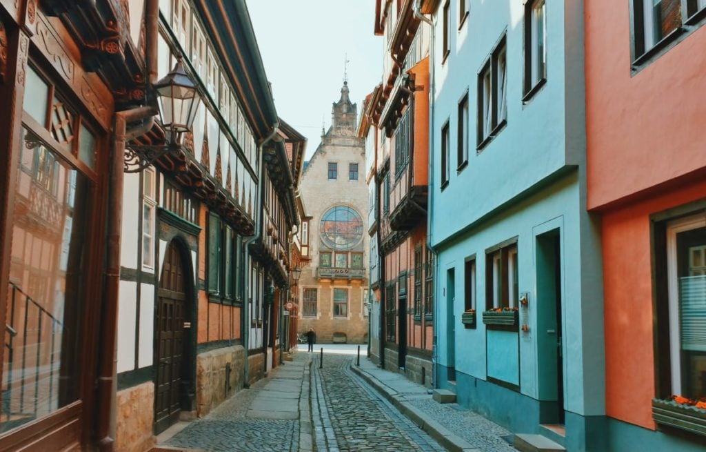 Quedlinburg, eine Stadt in Sachsen-Anhalt, mit vielen alten und bunten Gassen. Eins der günstigen Reiseviele in Deutschland 