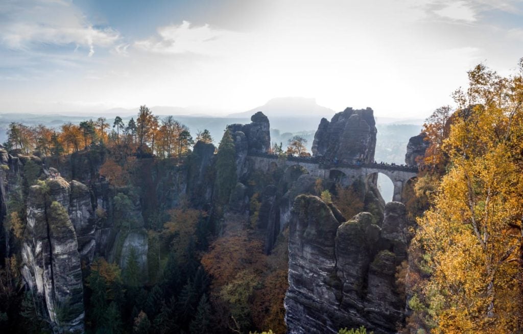 Die Bastei Elbsandsteingebirge ist eine große Felsformation im Erzgebirge. Auf einer Brücke kann man die Formation besteigen und unter dem blauen Himmel die Natur Bestauen. Perfekt für alle mit kleinem Budget.