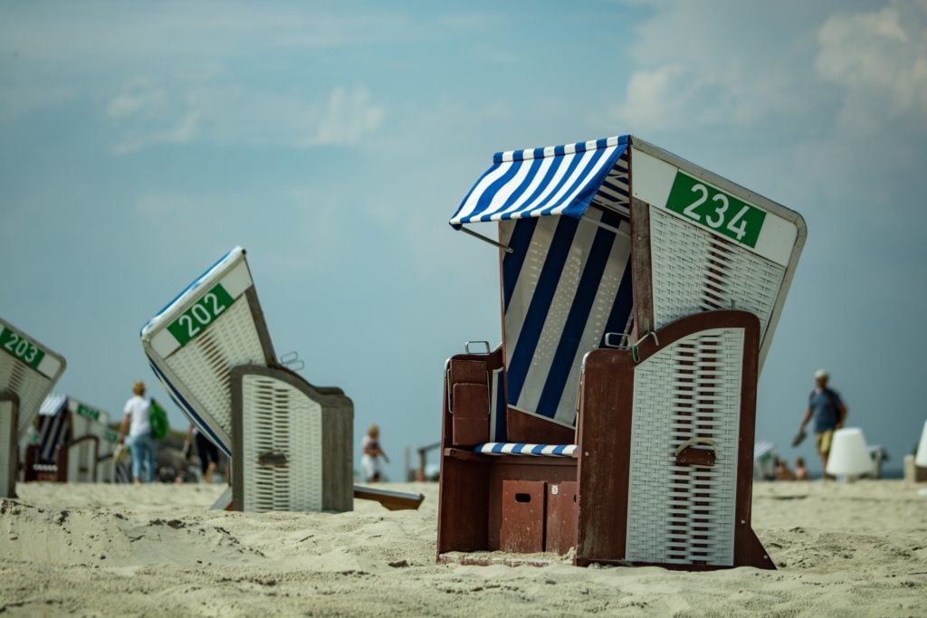 Blau-weißer Strandkorb am Strand von Norderney, einem coolen Surf-Spot in Deutschland 