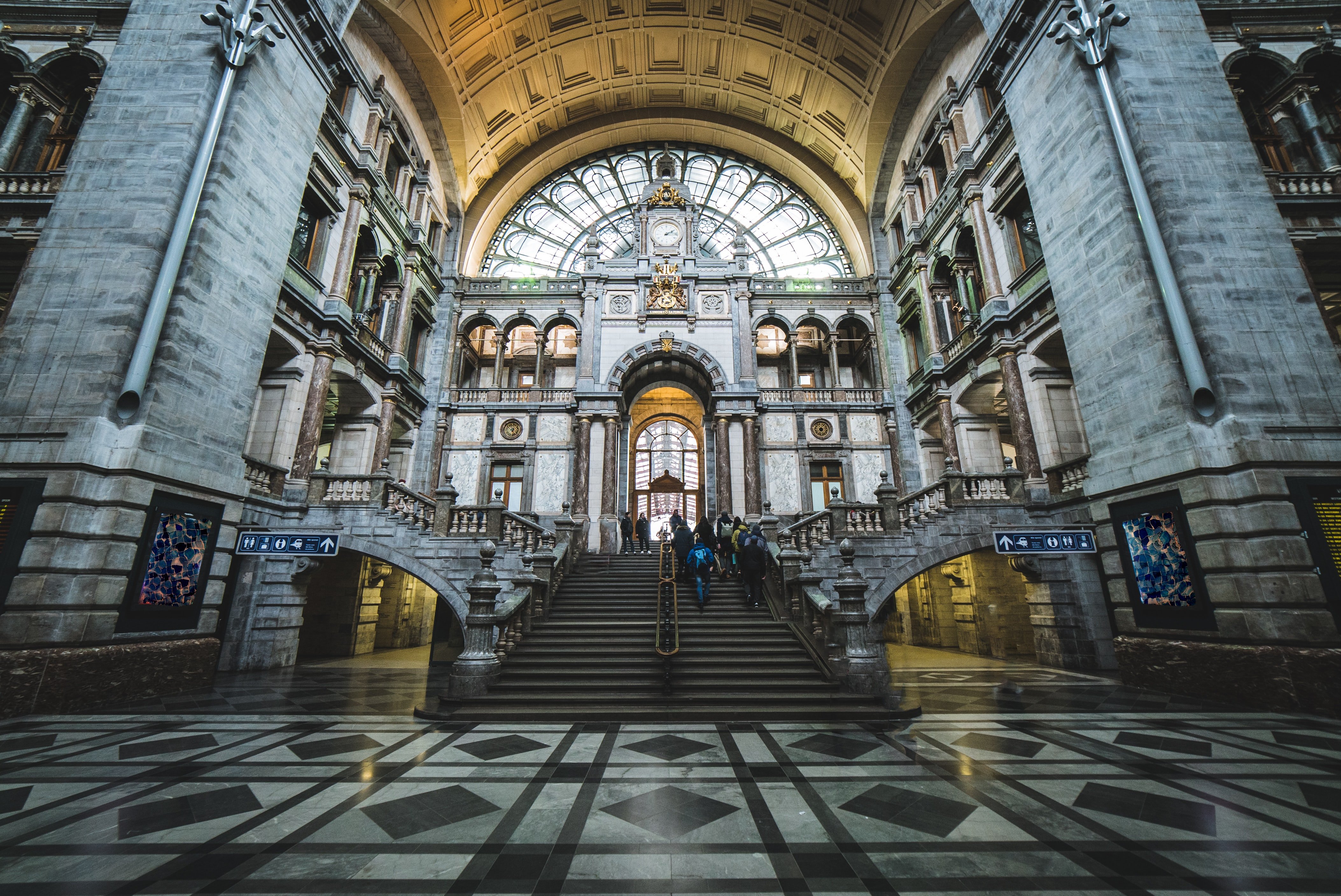 Die Halle des Antwerpener Bahnhofs beeindruckt selbst die Einheimischen. 