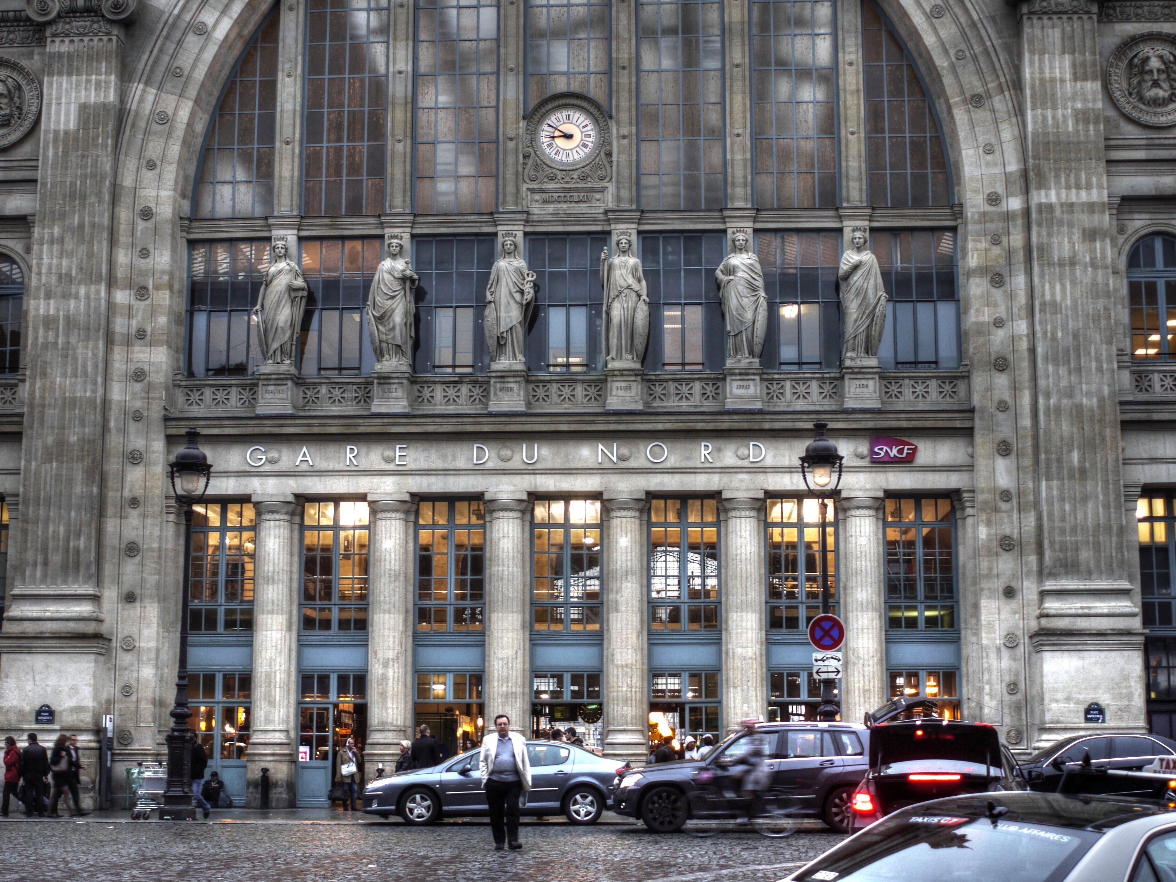 Die Vorderseite des Gare du Nord mit seinen berühmten Statuen, macht ihn zu einem der schönsten Bahnhöfe der Welt. 