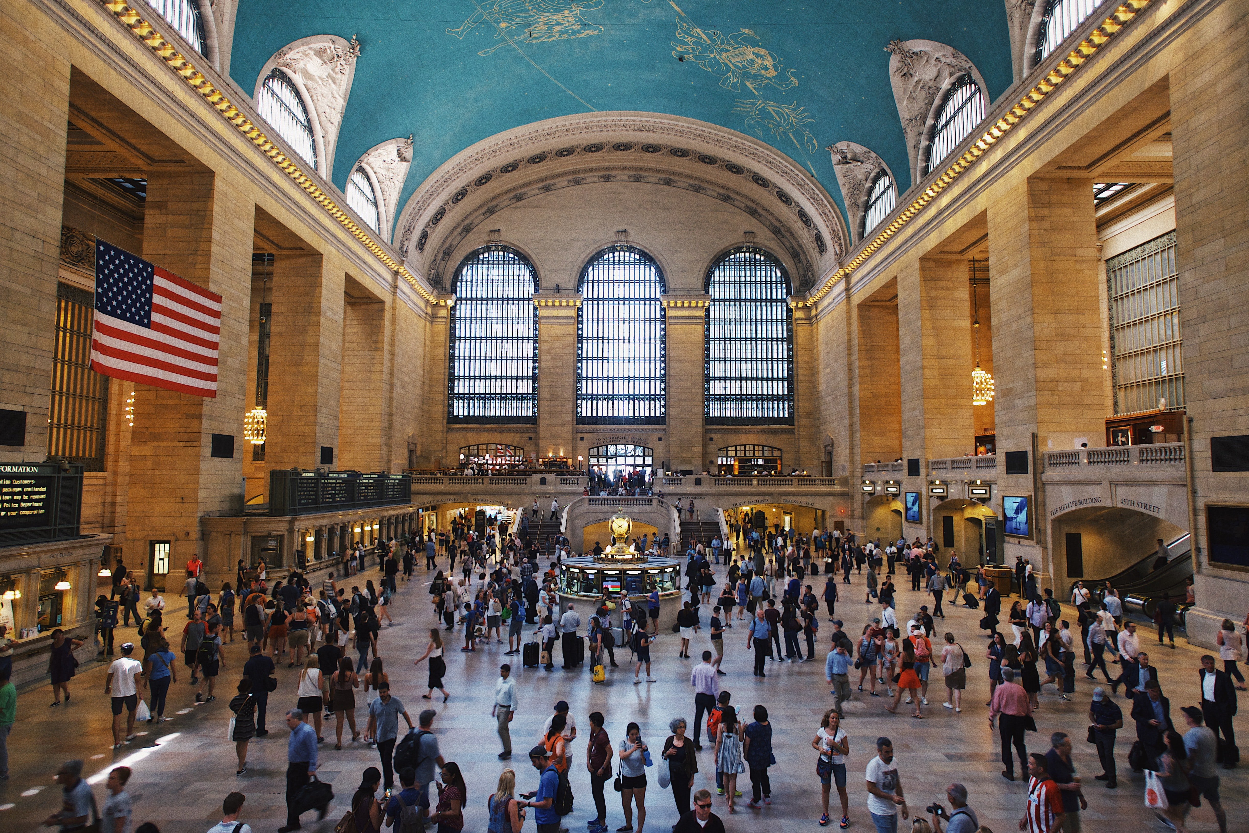 Viele Menschen in der Grand Central Station in New York City, einer der beeindruckendsten Bahnhöfe der Welt.