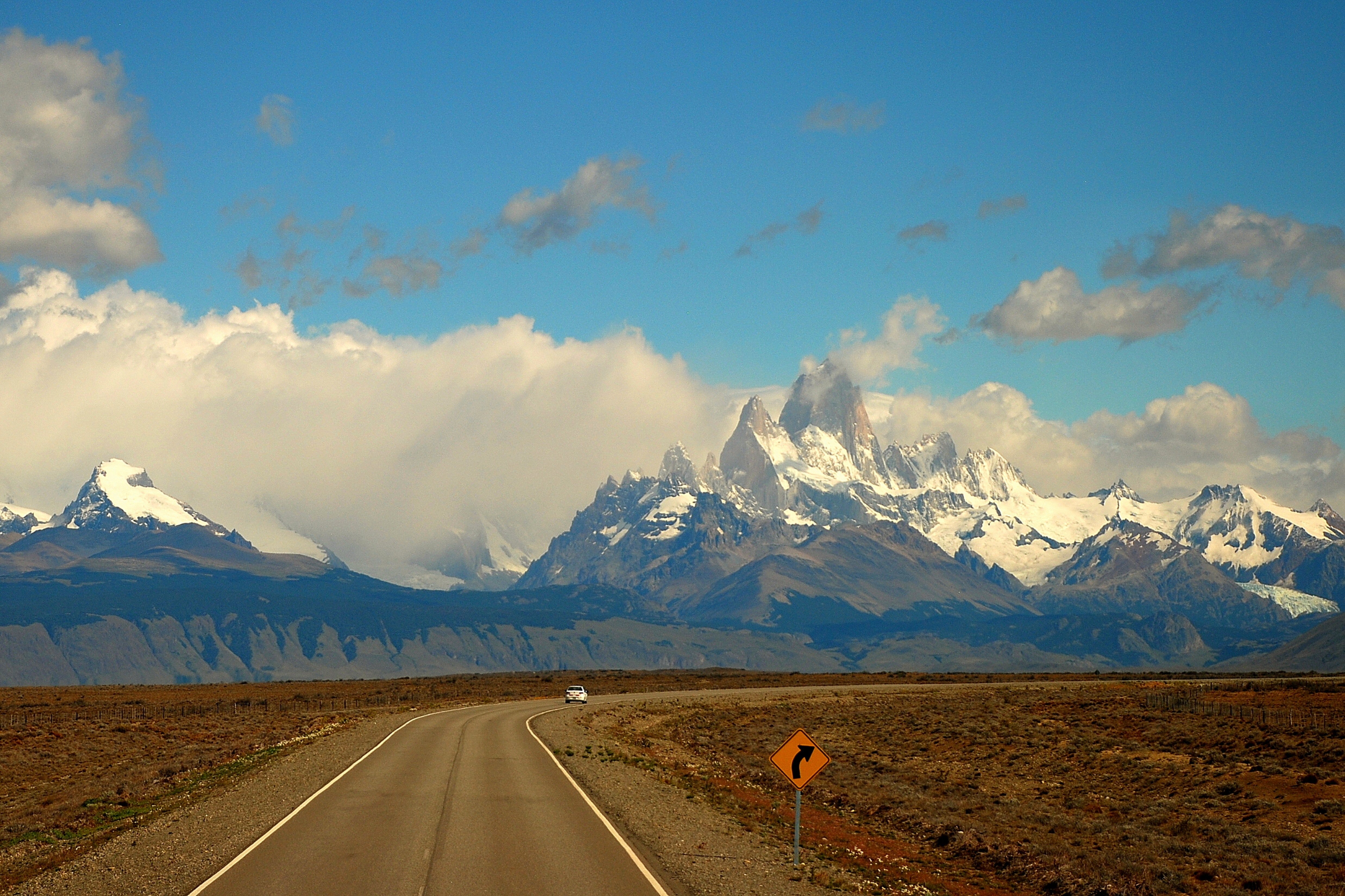 Die karge Landschaft Patagoniens mit den Anden im Hintergrund.