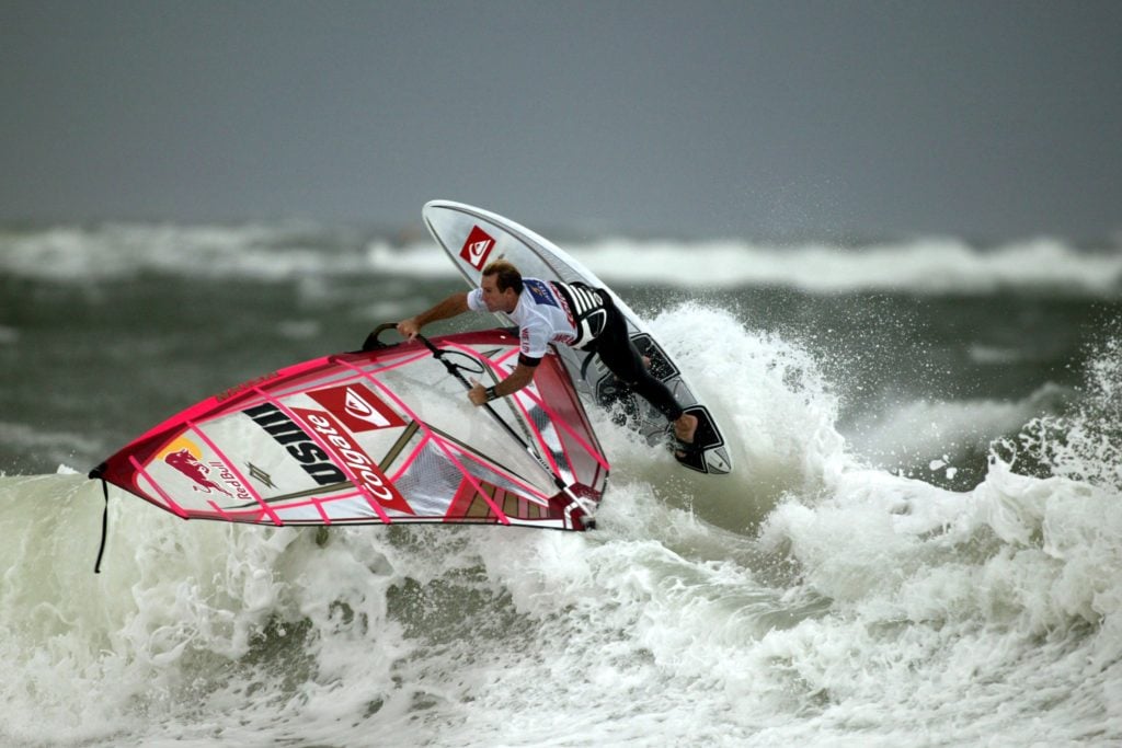 Mann surft auf einem Windsurfboard auf der Nordsee vor Sylt 