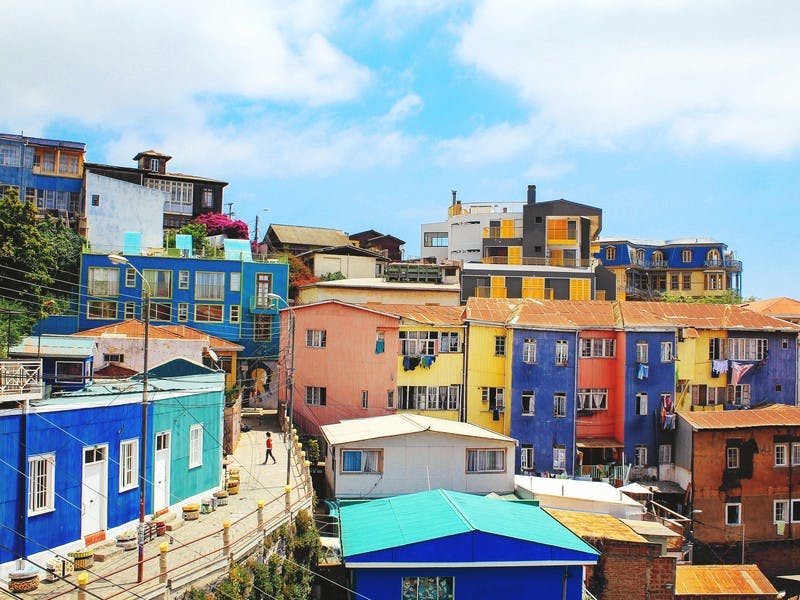 Die Stadt Valparaiso ist eine Hafenstand in Chile und ist perfekt für einen Städtetrip. Die bunten Häuser sind ganz besonders. 