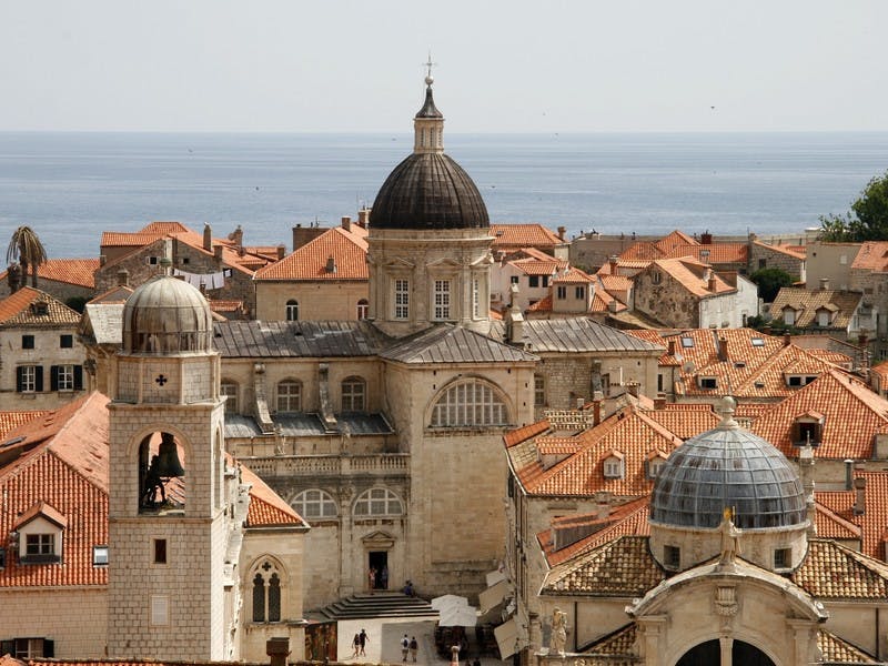 Blick auf die Altstadt von Dubrovnik mit einer Kirche in der Mitte und kleinen Türmen darum herum. Dubrovnik ist perfekt für einen Städtetrip in Europa