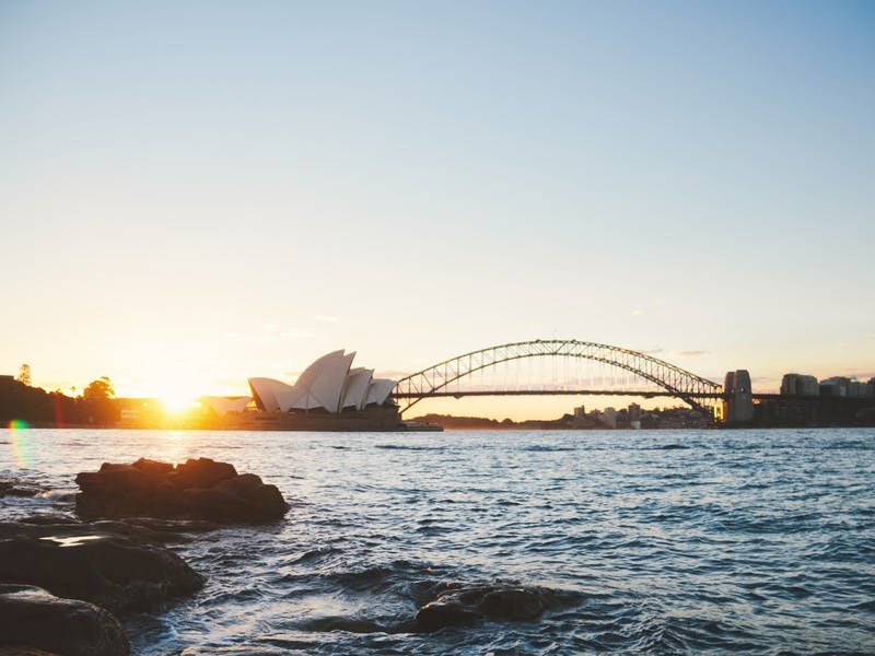 Die Harbour Bridge und das Sydney Opera House sind die Wahrzeichen der Stadt am Pazifik. Sydney ist perfekt für einen Städtetrip in Australien. 