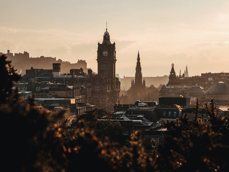Die Altstadt von Edinburgh fotografiert im Sonnenaufgang mit den zahlreichen Türmen und Altertümlichen Häusern.
