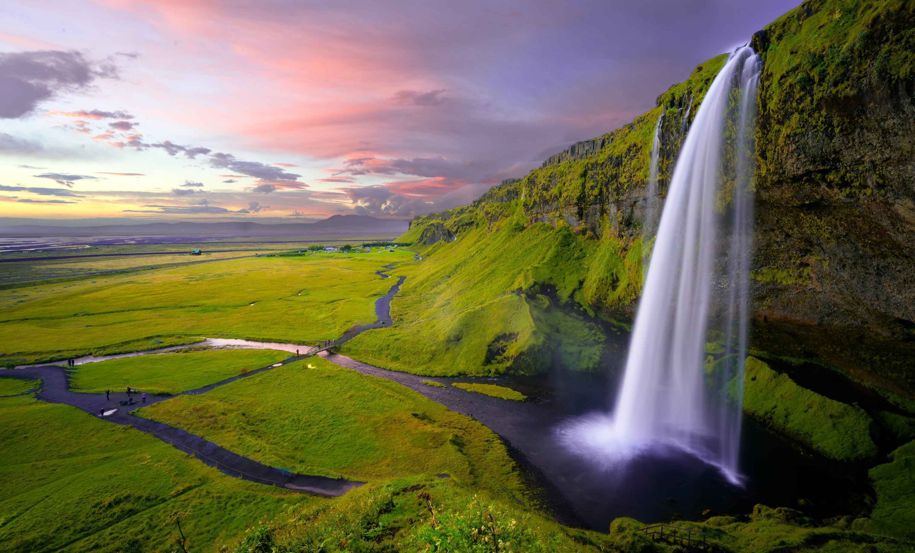travel in spring to iceland