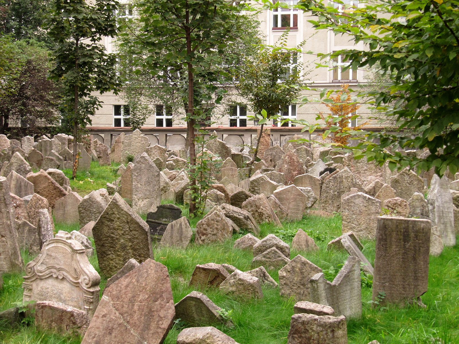 prague hidden gems the old jewish cemetery