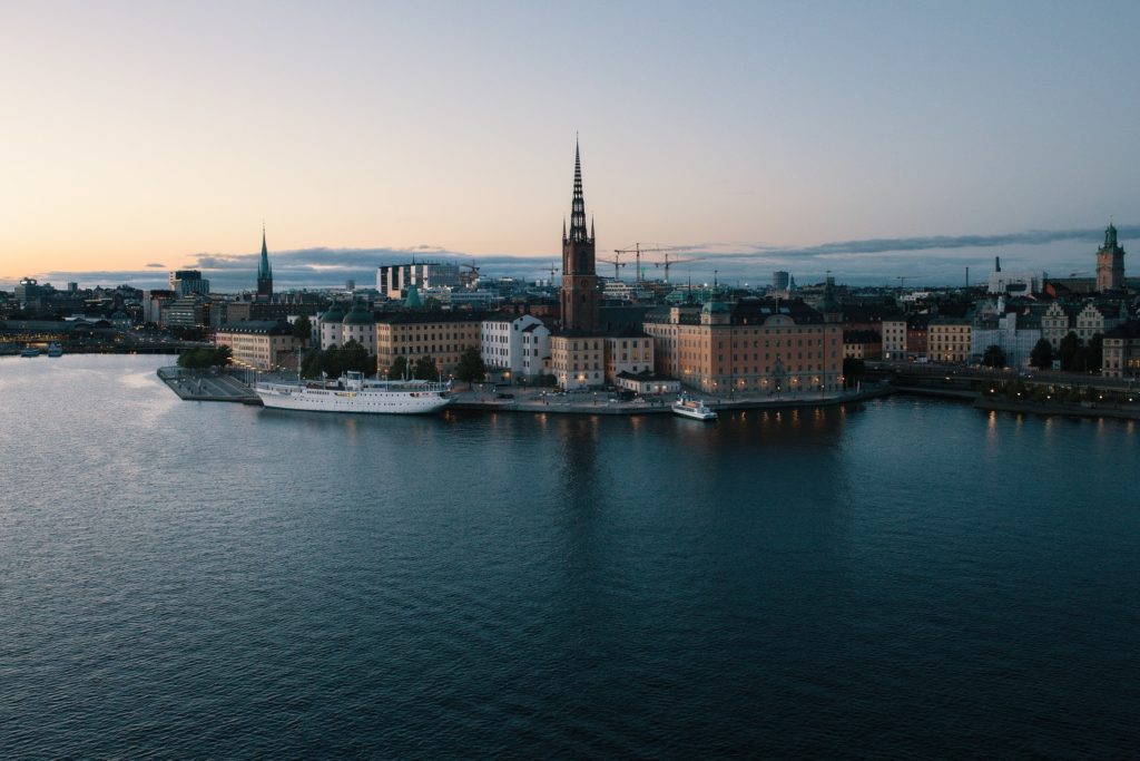 ein schönes Bild von Stockholm mit den traditionellen Gebäuden, die über das Wasser schauen perfekt für einen Städtetrip