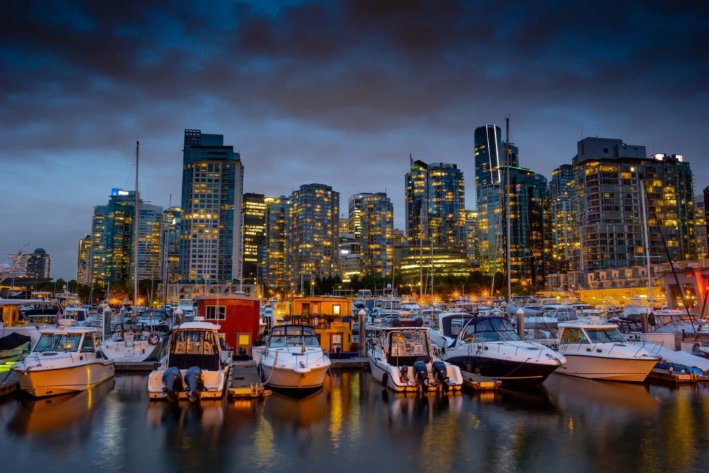Der Hafen von Vancouver mit Kanada mit Segelbooten und der Skyline im Hintergrund ist perfekt für einen Städtetrip.