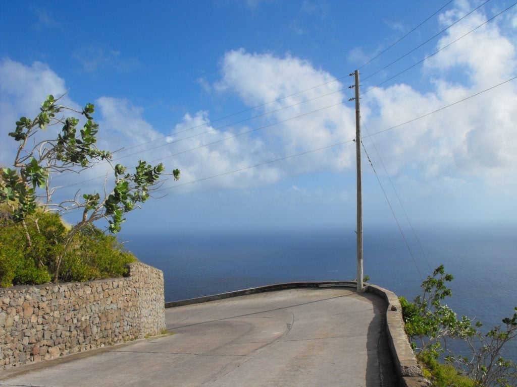 a picture of a road with a view over the sea on the beutiful caribbean island Saba