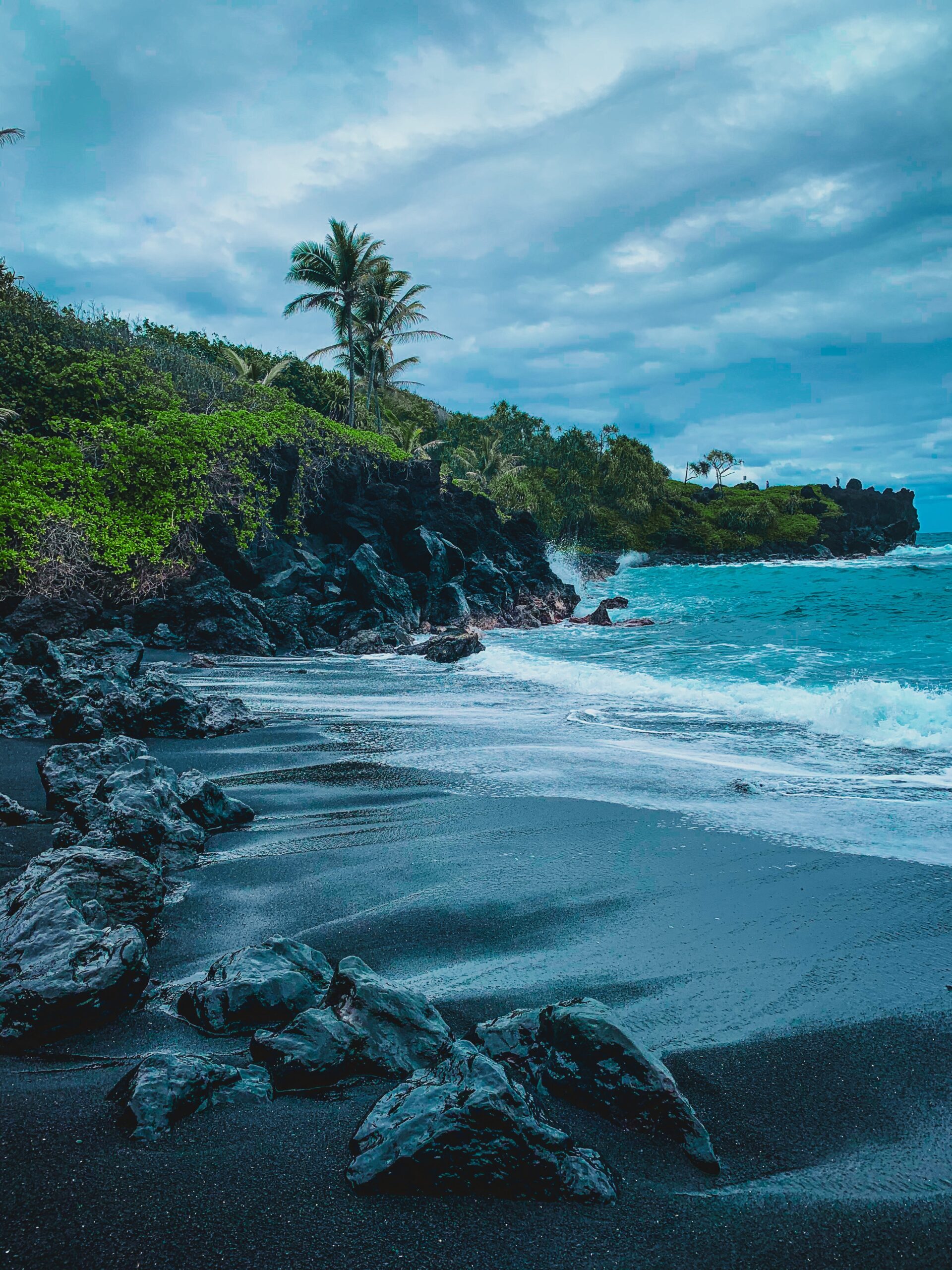 Discover black beach all around Hawaii