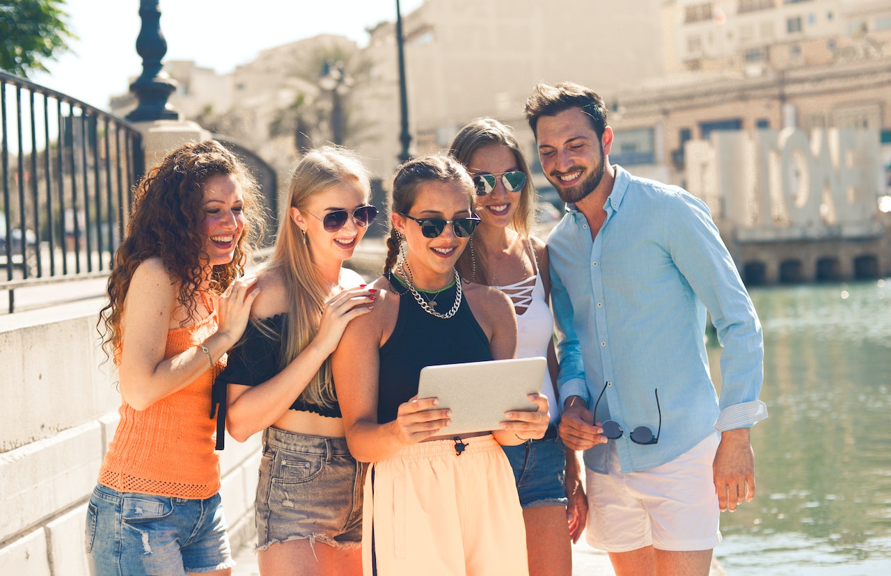 how to plan travel in a group trip with friends
