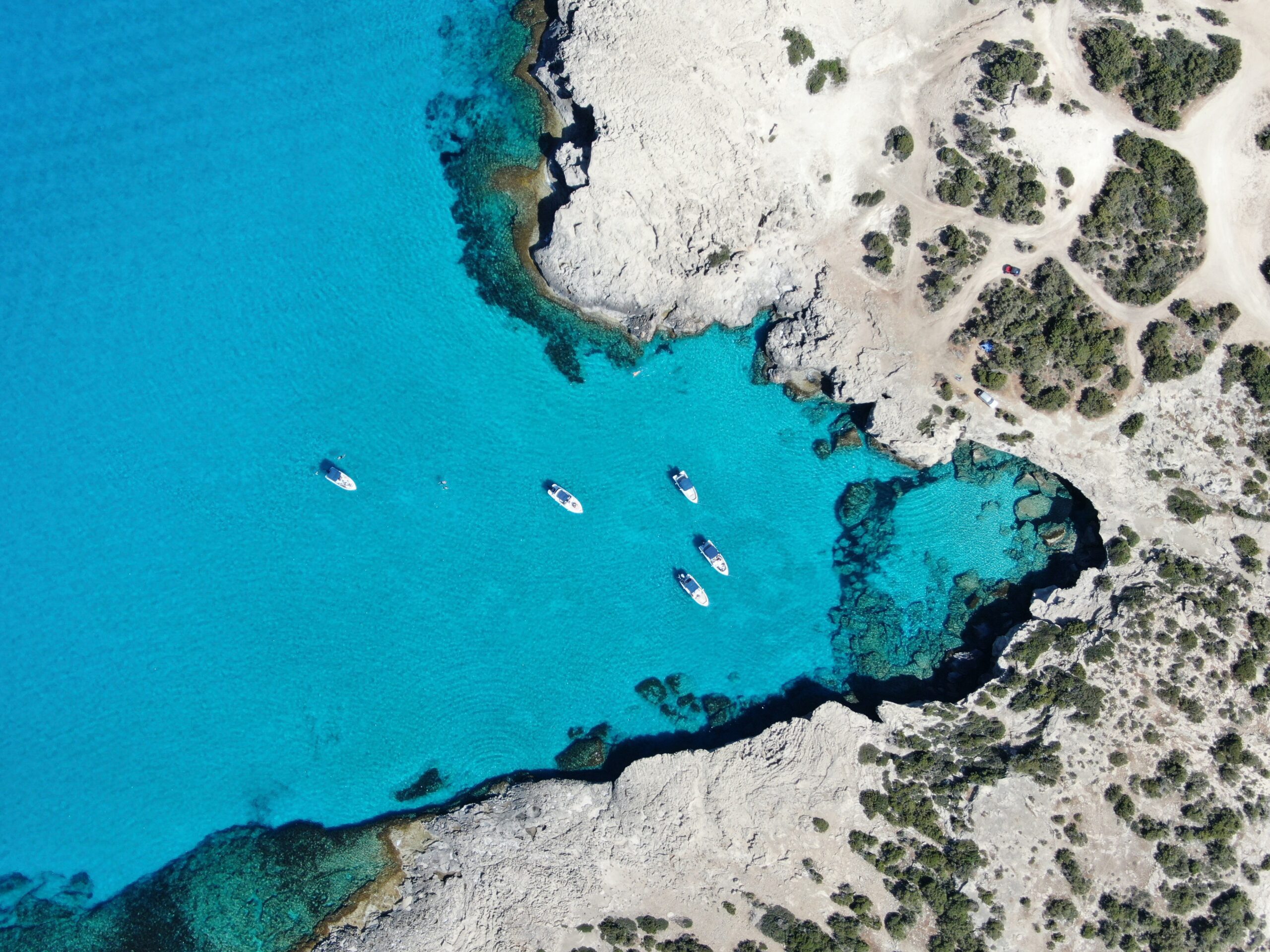 Zypern gehört zu den schönsten Reisezielen im August. Das blaue Mittelmeer steht hier im Kontrast zu den weißen Sandsteinen der Küstenlandschaft.